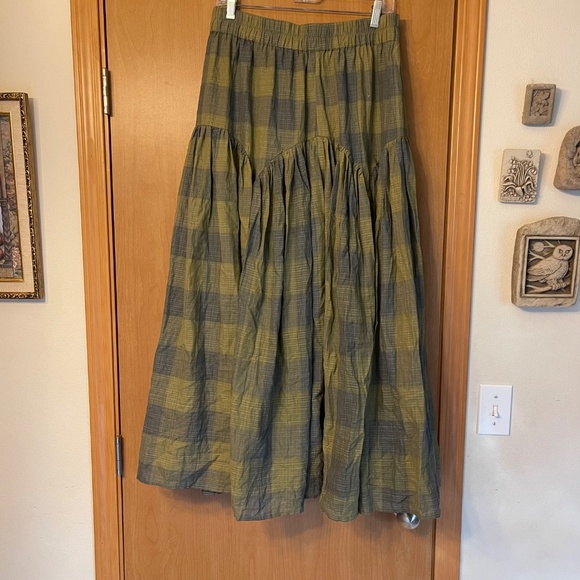 Leila Grey and Green Skit - Picture 8 of 9